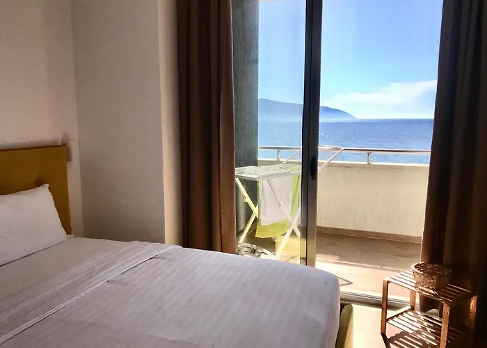Modern In Lungomare, * Wlora